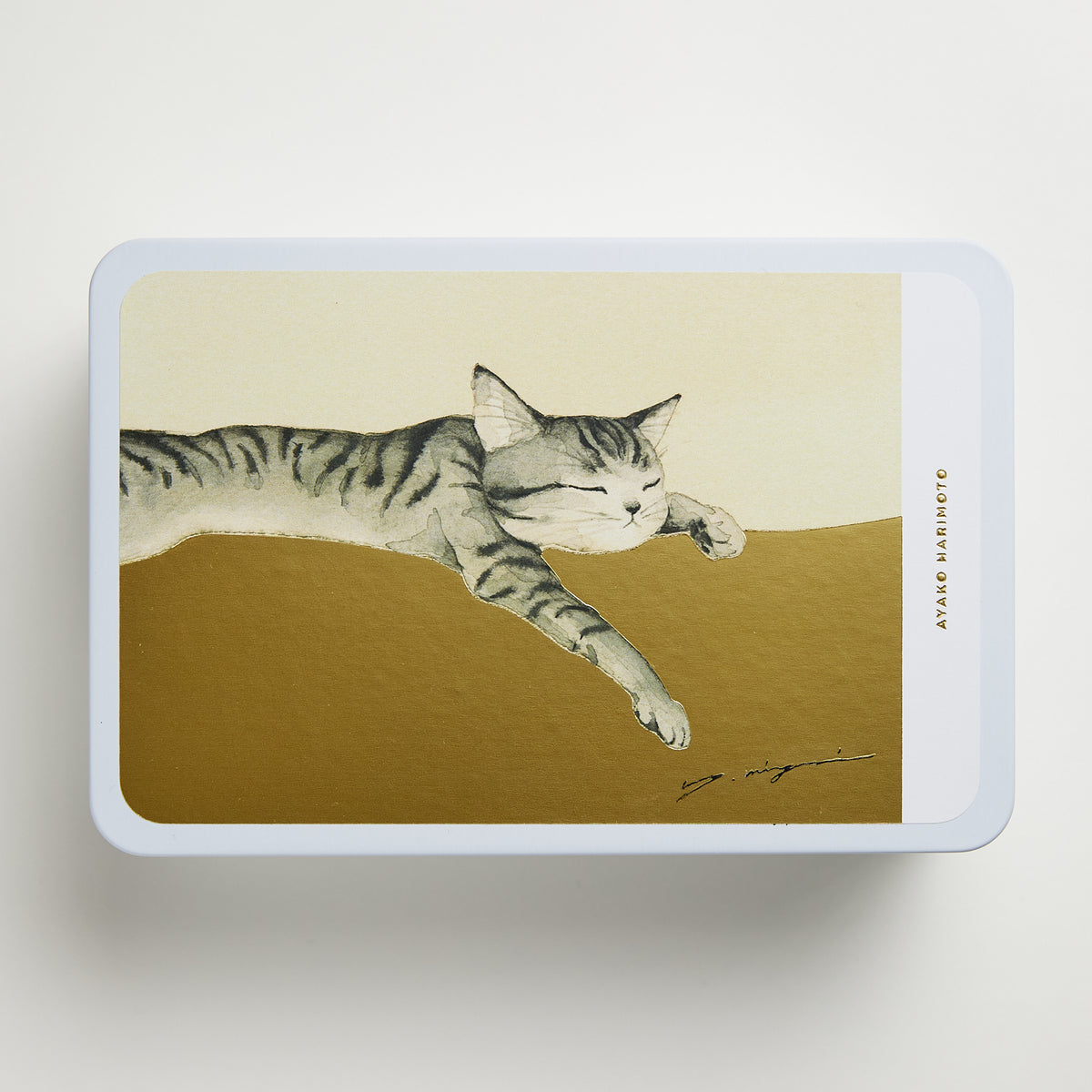 ふたにねこの絵が描かれたクッキー缶